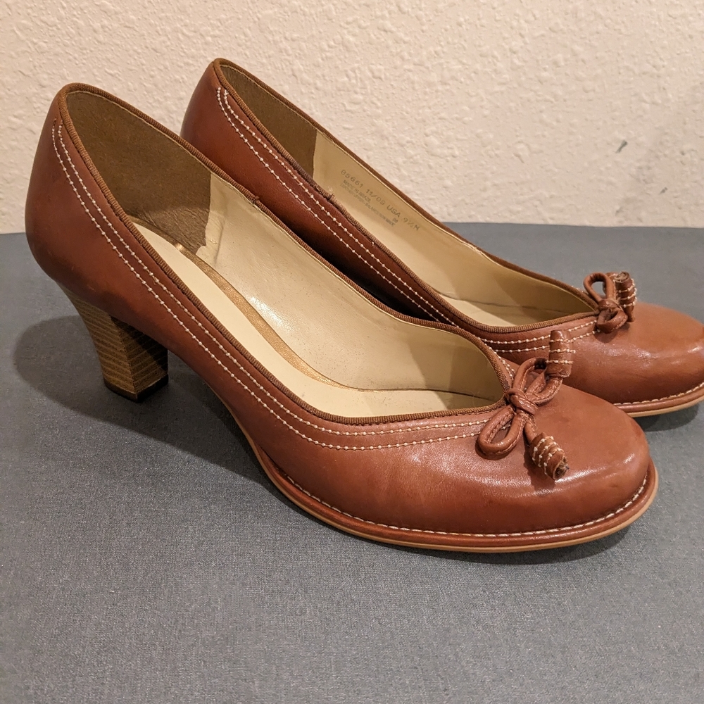 Clarks leather stacked heel pumps 9.5